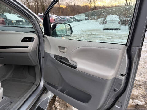 2013 Toyota Sienna LE 7-Passenger Auto Access Seat