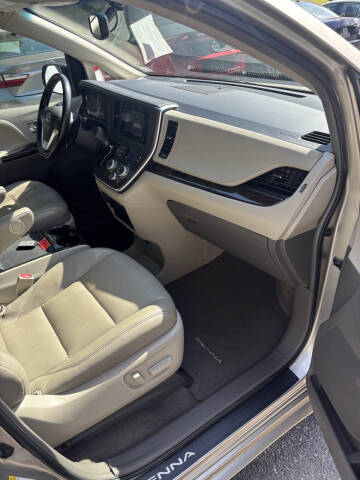 2015 Toyota Sienna XLE 7-Passenger Auto Access Seat