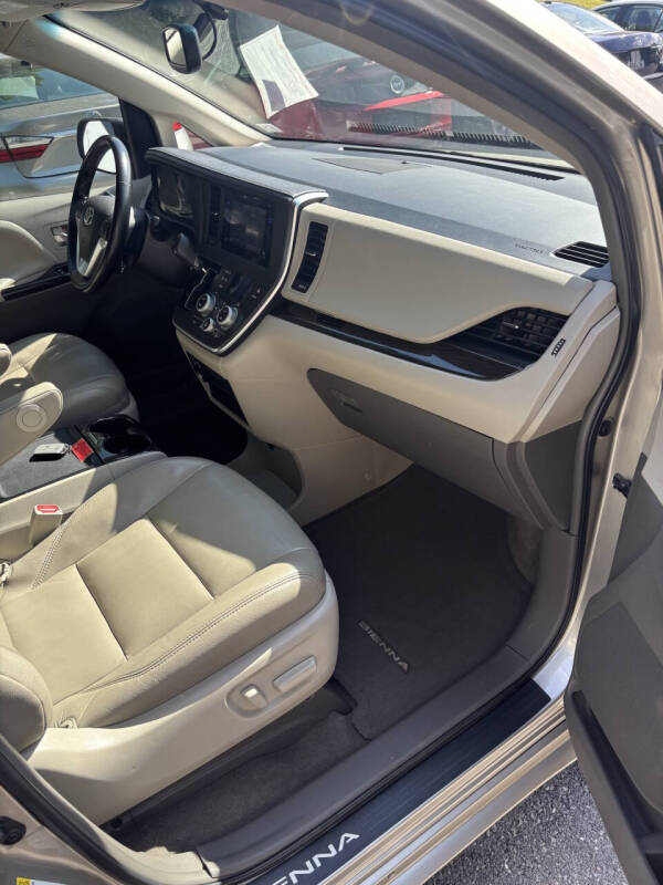 2015 Toyota Sienna XLE 7-Passenger Auto Access Seat