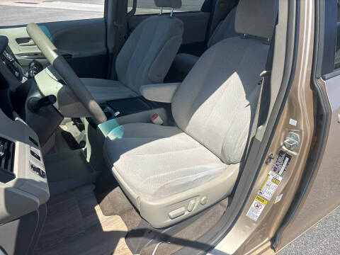 2013 Toyota Sienna LE 7-Passenger Auto Access Seat