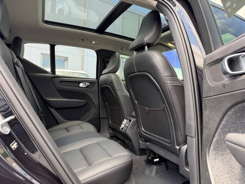 2025 Volvo XC40 B5 Ultra Dark Theme