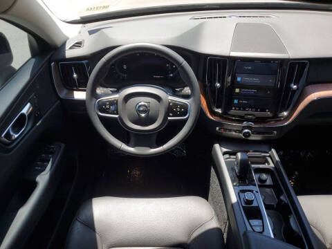 2023 Volvo XC60 B5 Plus Dark Theme