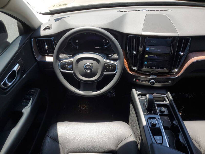 2023 Volvo XC60 B5 Plus Dark Theme