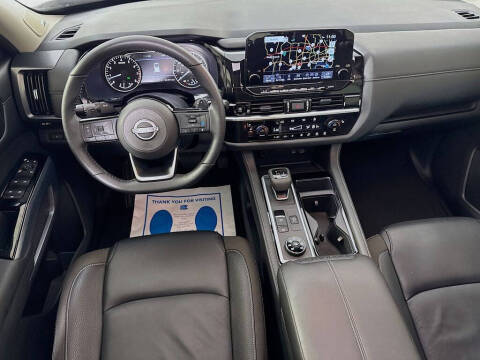 2025 Nissan Pathfinder SL