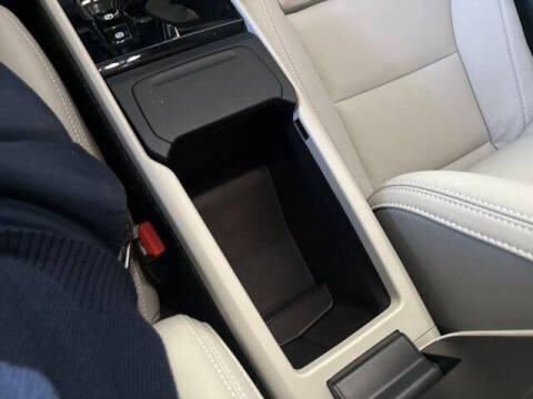 2025 Volvo XC40 B5 Ultra Dark Theme