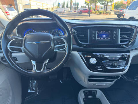 2017 Chrysler Pacifica Touring-L