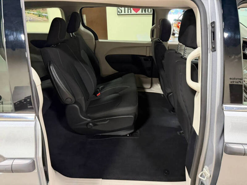 2021 Chrysler Voyager L