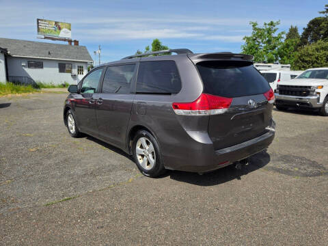 2013 Toyota Sienna LE 8-Passenger