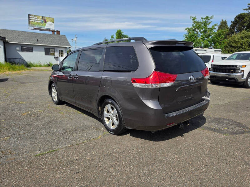 2013 Toyota Sienna LE 8-Passenger