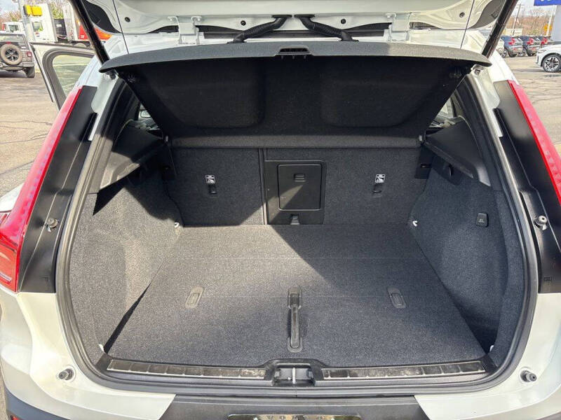 2023 Volvo XC40 B5 Plus Bright Theme