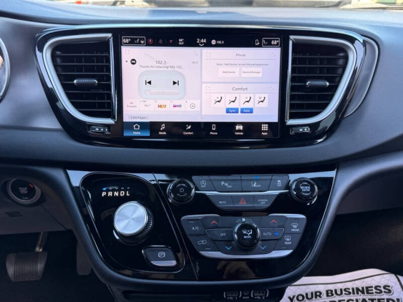 2025 Chrysler Pacifica Select