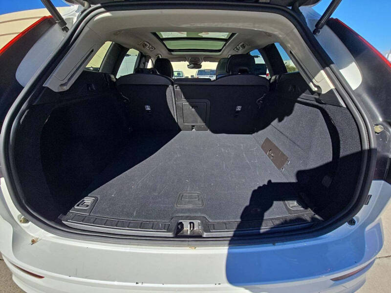 2025 Volvo XC60 B5 Core Dark Theme