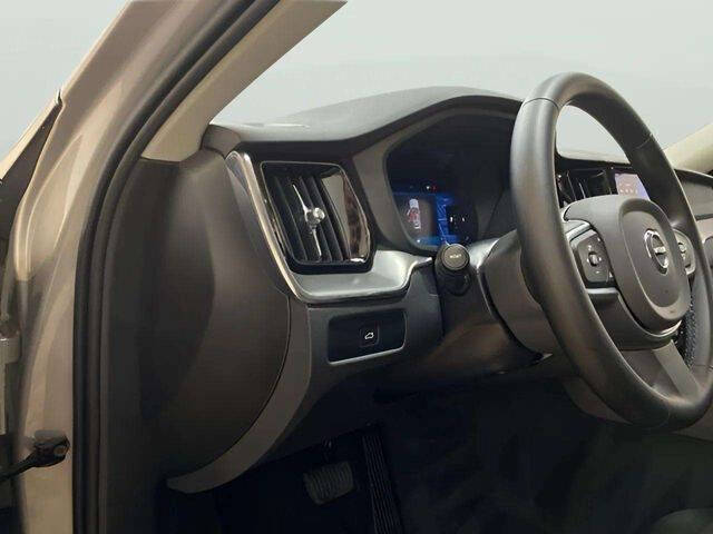 2025 Volvo XC60 B5 Core Dark Theme