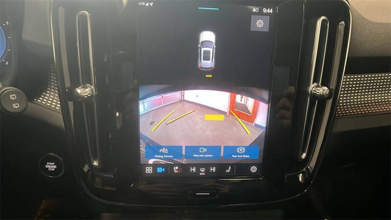 2023 Volvo XC40 B5 Plus Dark Theme