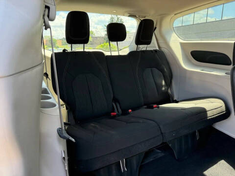 2022 Chrysler Voyager LX