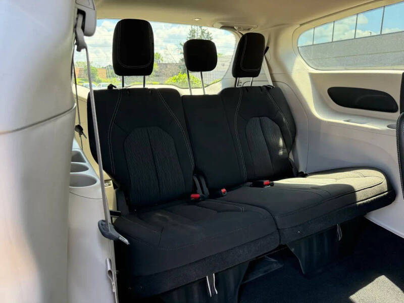 2022 Chrysler Voyager LX