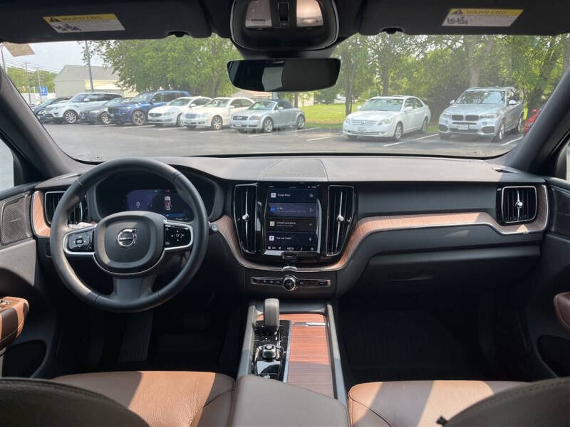 2023 Volvo XC60 B5 Plus Dark Theme