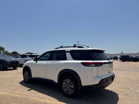 2024 Nissan Pathfinder SV
