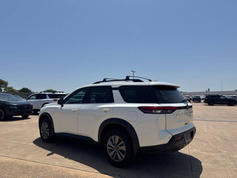 2024 Nissan Pathfinder SV