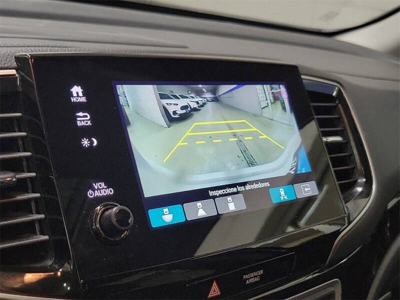 2022 Honda Pilot Touring w/Rear Captain's Chairs