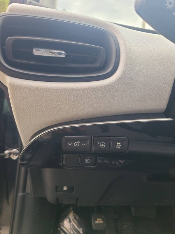 2022 Toyota Prius L Eco