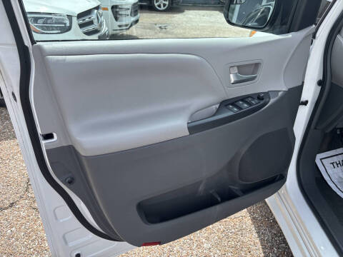 2015 Toyota Sienna LE 7-Passenger Auto Access Seat