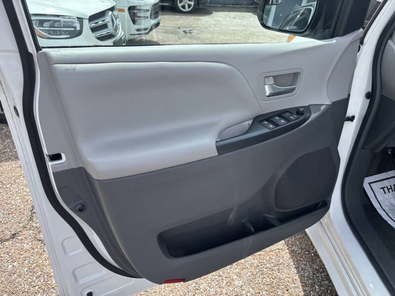 2015 Toyota Sienna LE 7-Passenger Auto Access Seat