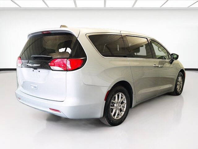 2024 Chrysler Voyager LX