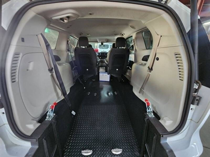 2022 Chrysler Voyager LX