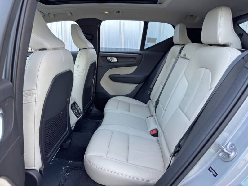 2024 Volvo XC40 B5 Ultimate Bright Theme