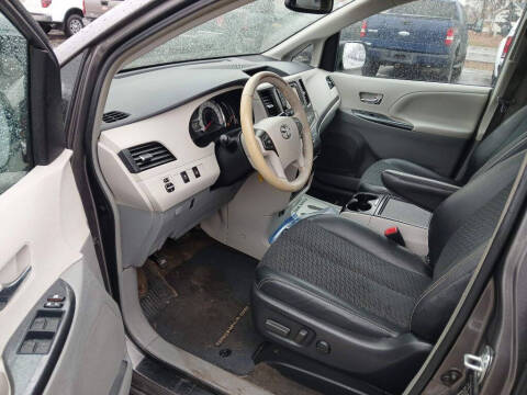2014 Toyota Sienna SE 8-Passenger