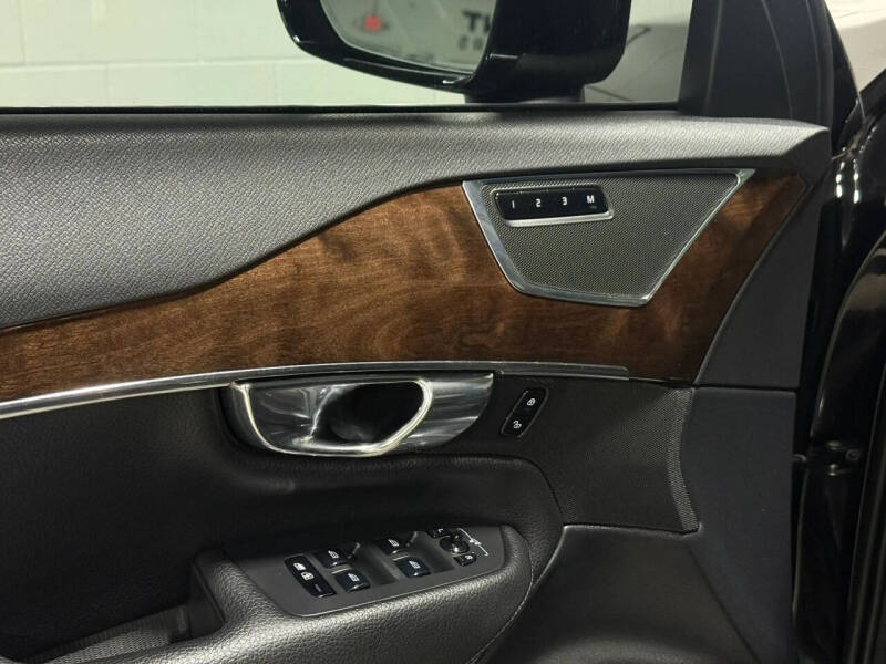 2016 Volvo XC90 T6 Momentum