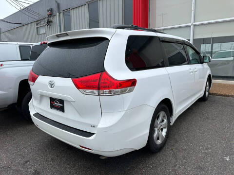 2012 Toyota Sienna LE 8-Passenger