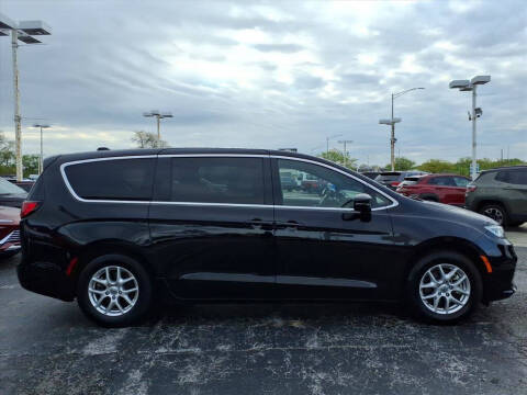 2025 Chrysler Pacifica Select