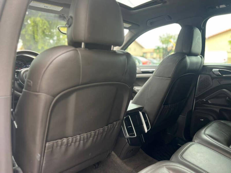 2017 Porsche Cayenne Platinum Edition