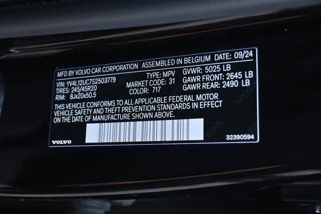 2025 Volvo XC40 B5 Plus Dark Theme