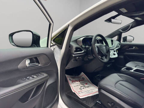 2026 Chrysler Voyager LX