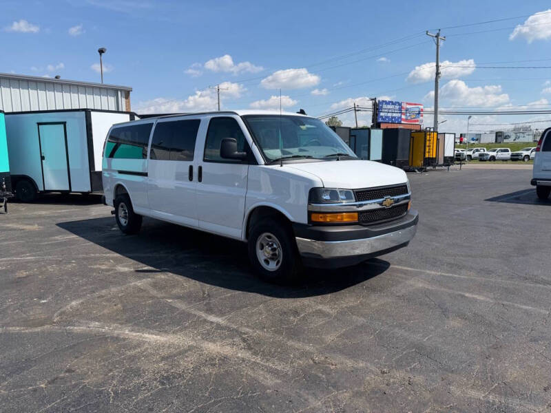 2025 Chevrolet Express Passenger LT - Photo 3