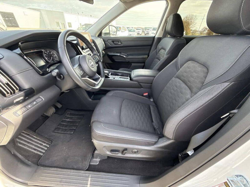 2025 Nissan Pathfinder SV