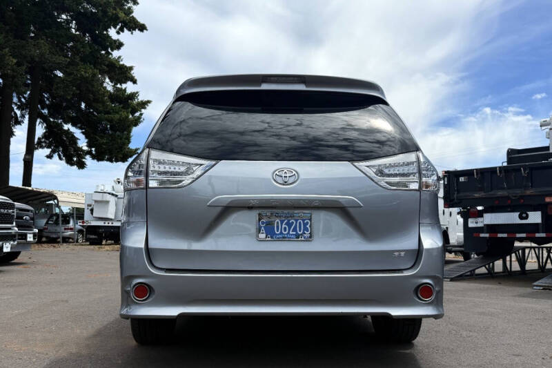 2012 Toyota Sienna SE 8-Passenger