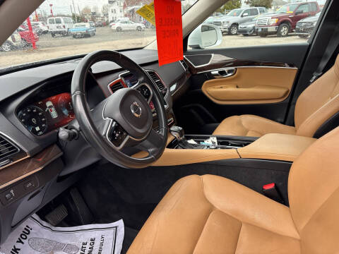 2016 Volvo XC90 T6 Momentum