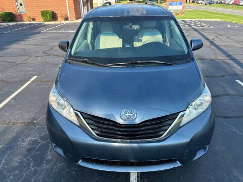 2013 Toyota Sienna LE 8-Passenger