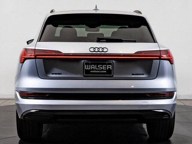 2022 Audi e-tron quattro Premium
