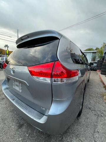 2011 Toyota Sienna LE 7-Passenger Auto Access Seat