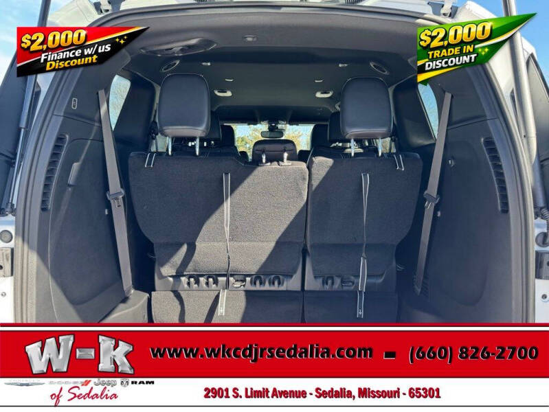 2026 Chrysler Pacifica Select