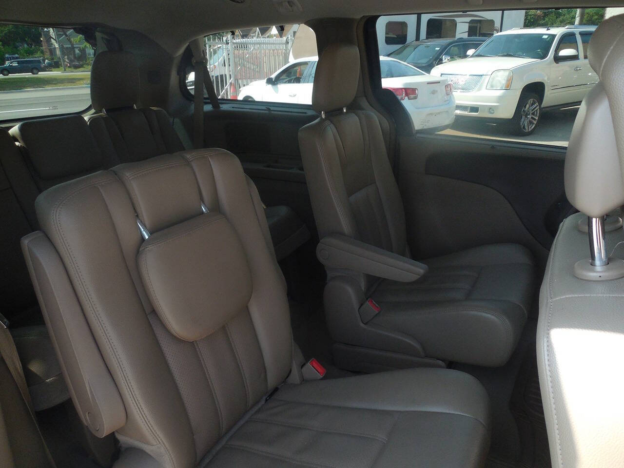 2015 Chrysler Town and Country for sale at VIP Motor Sales in Hazel Park, MI