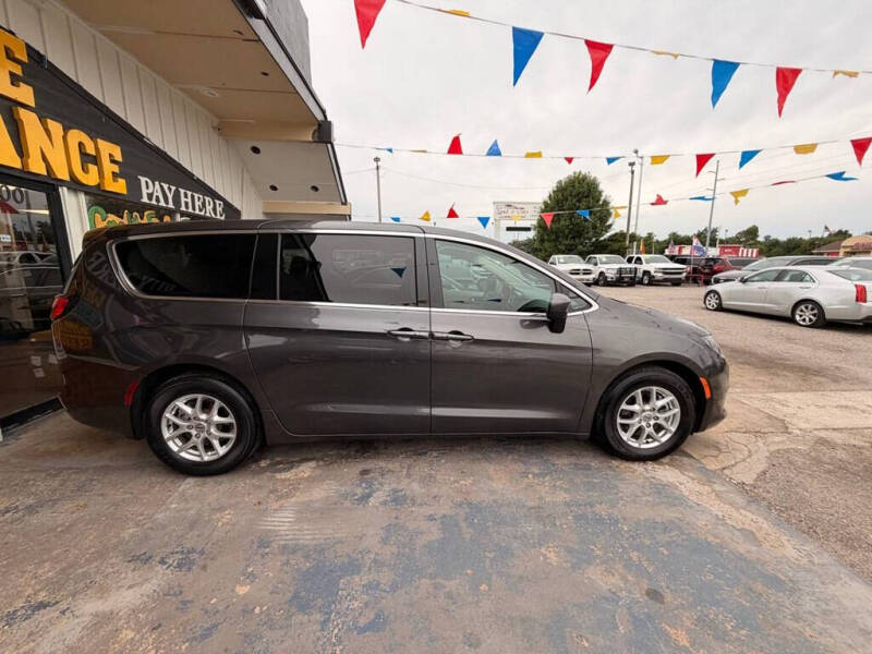 2022 Chrysler Voyager LX