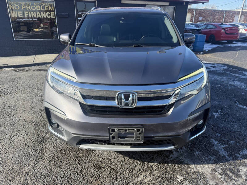 2020 Honda Pilot Touring w/Rear Captain's Chairs