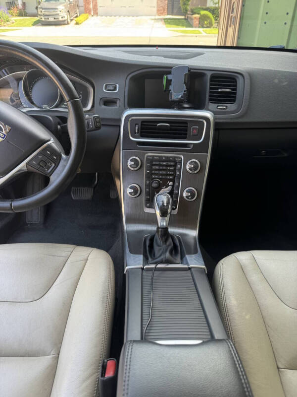 2016 Volvo V60 Platinum - Photo 12