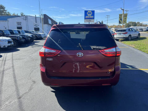 2015 Toyota Sienna LE 8-Passenger